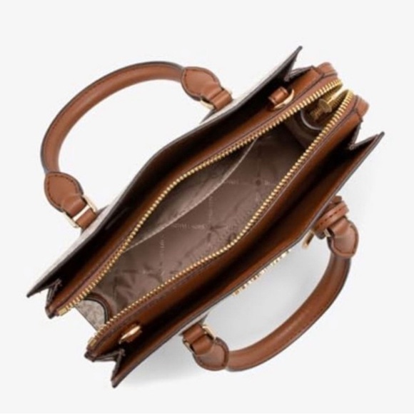 Michael Kors Small Sheila Satchel Crossbody
Vanilla 
NWT - Picture 4 of 16